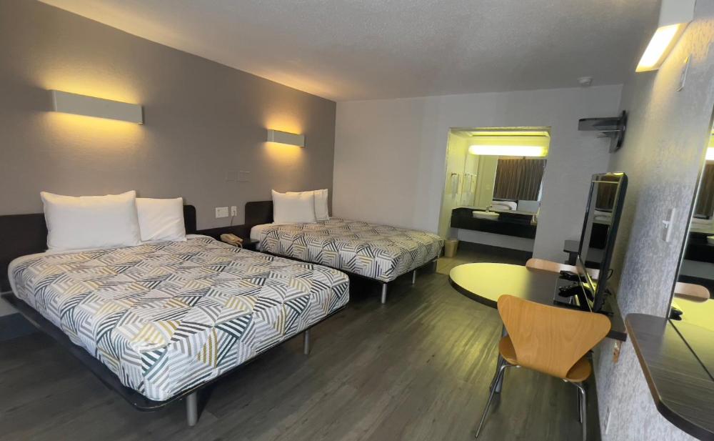 Queen Room with Two Queen Beds - Non-Smoking interior