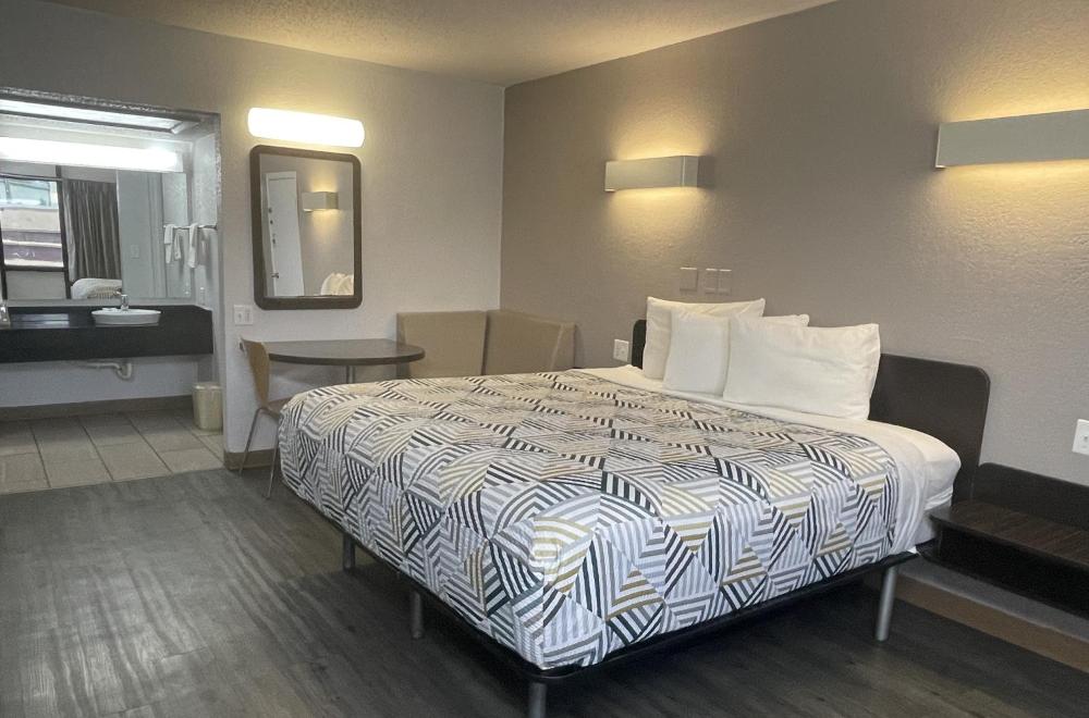 King Room - Non-Smoking interior